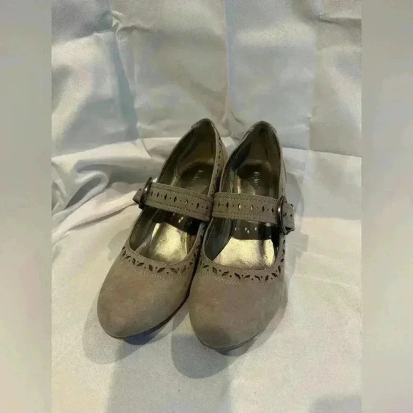 Michael Shannon Tan Heels with Elegant Design - Picture 12 of 16